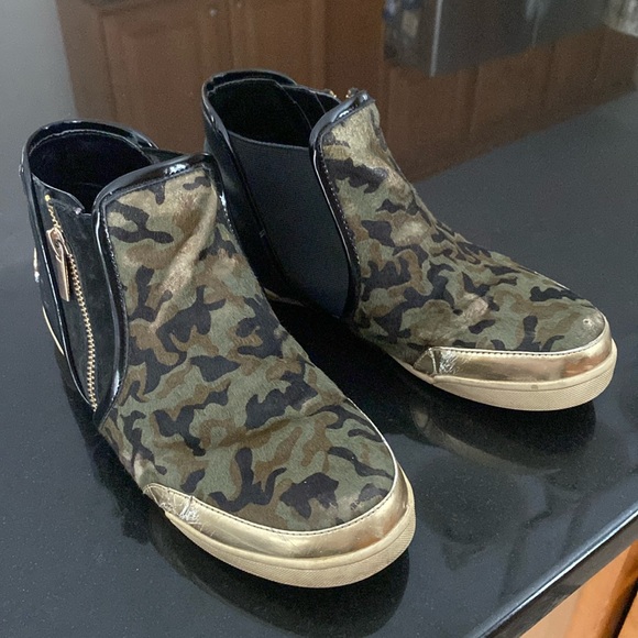 Butterfly twist, camo short boots, size 8 zippers are a little touchy, they work - Picture 1 of 8